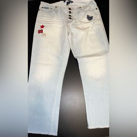 Abercrombie & Fitch Denim - Abercrombie & Fitch Light Wash Cropped jeans W/ Patches Size 6 EUC